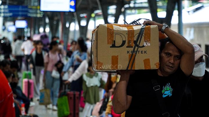 Arus balik mudik di Stasiun Pasar Senen, Jakarta, 4 April 2025. PT Kereta Api Indonesia Daerah Operasi 1 Jakarta (KAI Daop 1 Jakarta) mengemukakan bahwa sebanyak 18.250 penumpang kereta api (KA) tiba di Stasiun Pasar Senen pada Jumat ini. Tempo/Martin Yogi Pardamean