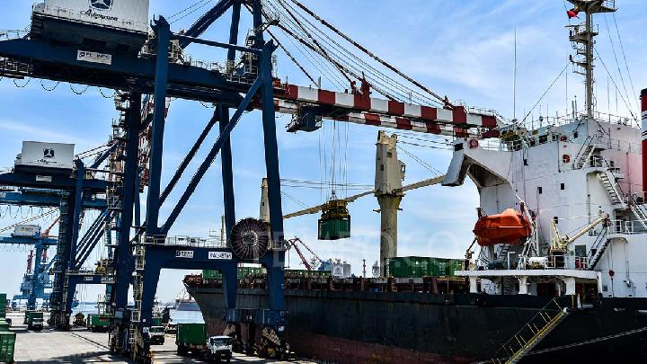 Minister Reports Indonesia's Trade Balance Increased in the First Half of 2025