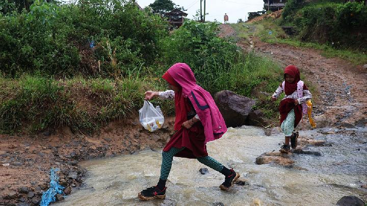 Why West Java Governor's 6 AM School Start Plan Is Facing Public Backlash