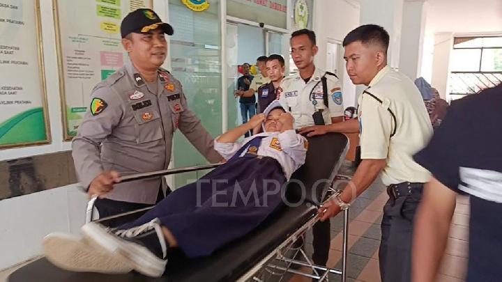Free Meal Poisoning Case, Prabowo Alludes to Students Eating Without Spoons
