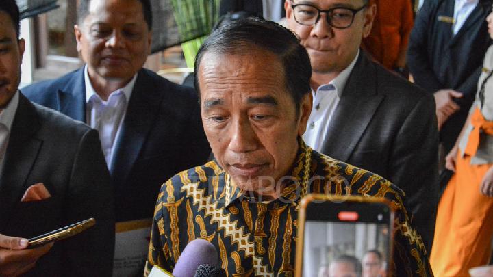 Jokowi Visits Metro Jaya Police to Report Fake Diploma Allegations