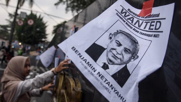 Israeli Protesters Denounce Netanyahu as a Traitor
