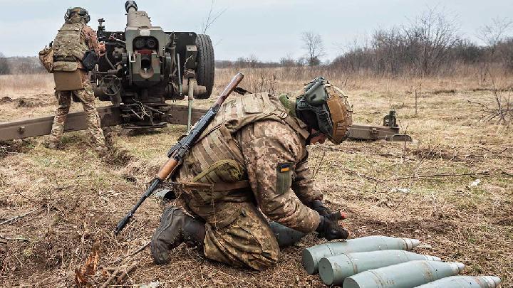 Russia and Ukraine Swap Prisoners as Fighting Escalates Despite Peace Talks