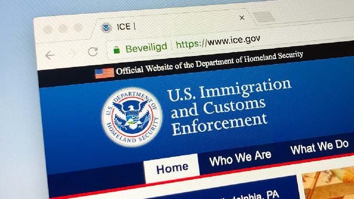 Situs web resmi Imigrasi dan Penegakan Bea Cukai Amerika Serikat (ICE). Dok. Shutterstock 
