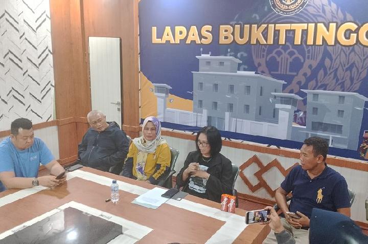 Two Inmates Dead and Dozens Poisoned by Homemade Alcohol at Bukittinggi Prison