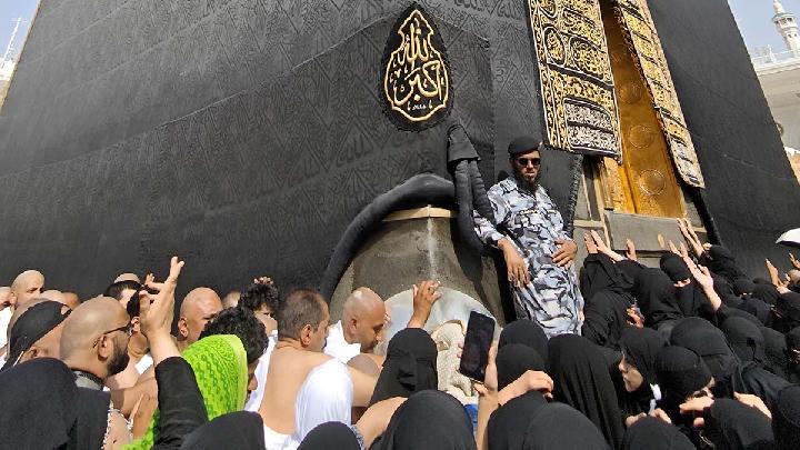 Prabowo Performs Umrah Amid State Visit to Saudi Arabia
