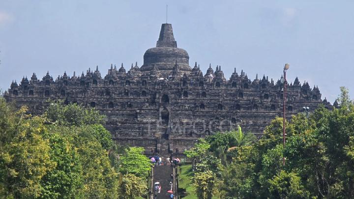 Stair Lift Installed for Macron and Prabowo's Borobudur Temple Tour