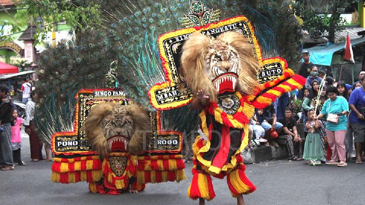 Kesenian Reog Ponorogo saat tradisi Apitan di Kelurahan Jomblang, Semarang, Jawa Tengah, 17 Mei 2025. Tempo/Budi Purwanto