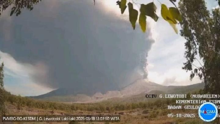 Mount Lewotobi Erupts, Spews Gravel Rain