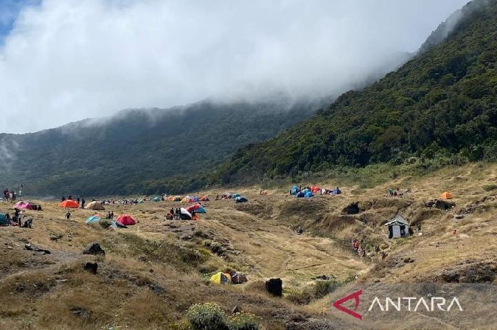Thousands of Illegal Hikers Removed from Mount Gede-Pangrango
