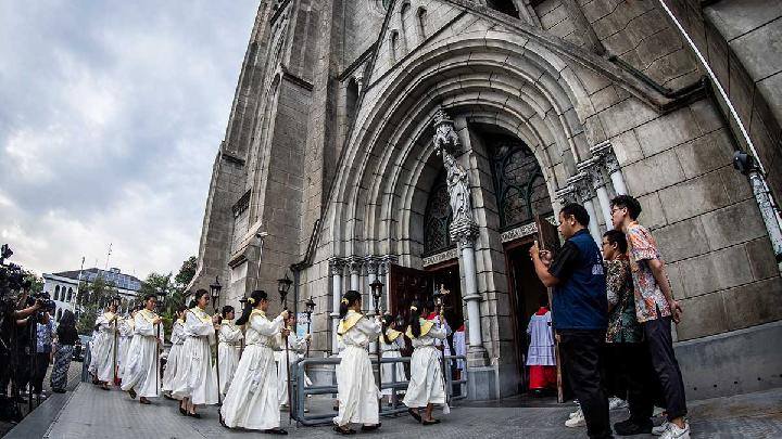 Jakarta Police Tighten Security at Cathedral Ahead of Christmas