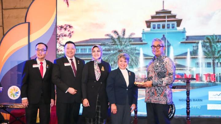 Wali Kota Bandung, Muhammad Farhan (kanan) membuka Toastmasters District 87 Annual Conference 2025 di Harris Hotel & Covention Center, Bandung, pada Sabtu, 17 Mei 2025. Dok. Pemkot Bandung