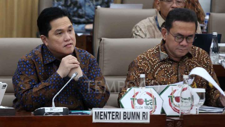Menteri Badan Usaha Milik Negara Indonesia (BUMN) Erick Thohir (kiri) dan Menteri Perdagangan Budi Santoso (kanan) saat rapat kerja dengan komisi VI DPR RI di Kompleks Parlemen Senayan, Jakarta, 20 Mei 2025. Rapat kerja ini membahas kebijakan Amerika Serikat terkait penerapan tarif impor dan dampaknya bagi Indonesia dan protokol pertama untuk mengubah persetujuan perdagangan  bebas ASEAN -Hongkong, Republik Rakyat Tiongkok. Tempo/Amston Probel   