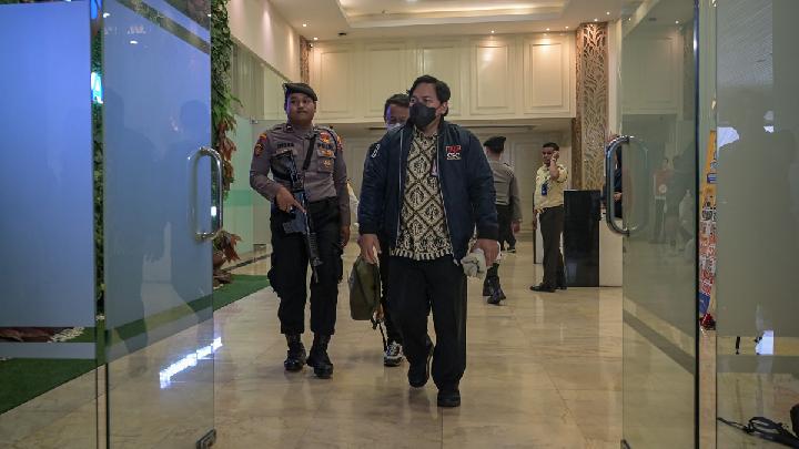 KPK Names Eight Suspects After Raiding Manpower Ministry Office