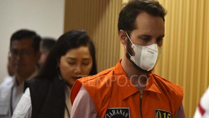 Rayli Stil va Jessi Jeyn hojatxonada minatka qilishadi