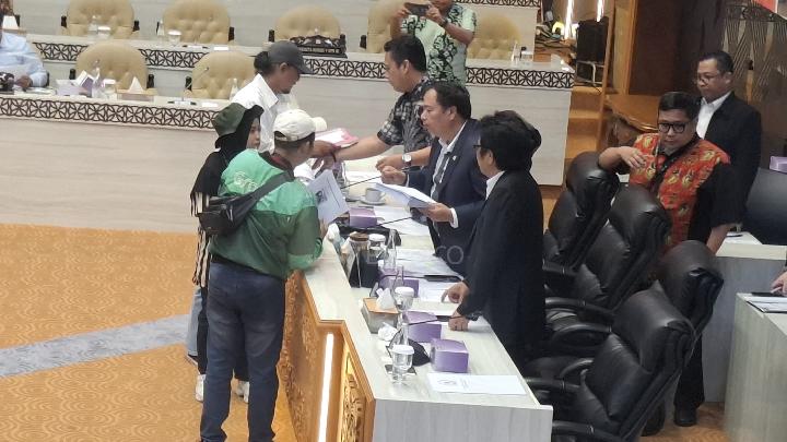 DPR Pledges to Discuss Law on Online Transportation Services Following Ojol Drivers' Protests
