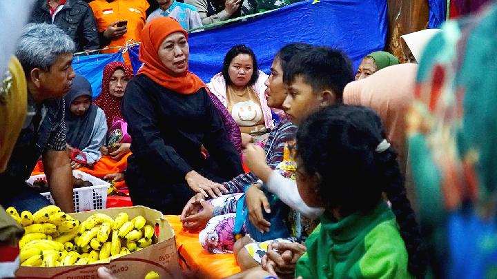 Gubernur Jawa Timur Khofifah Indar Parawansa di posko pengungsani Desa Depok, Trenggalek, Jawa Timur, 21 Mei 2025. Kunjungan Gubernur Jatim itu untuk memastikan seluruh langkah mitigasi dan penanggulangan bencana tanah longsor yang mengakibatkan enam warga hilang dan puluhan KK mengungsi itu berjalan sesuai protokol kedaruratan bencana nasional. Antara/Destyan Sujarwoko