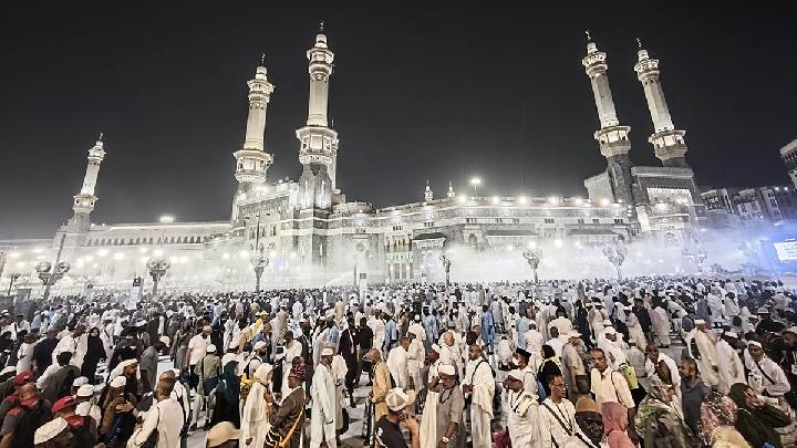 Indonesian Ministry: 99 Hajj Pilgrims Contract Pneumonia, One Dies