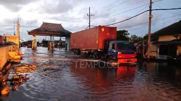 Semarang's Tanjung Emas Port Flooded After Seawall Breaks