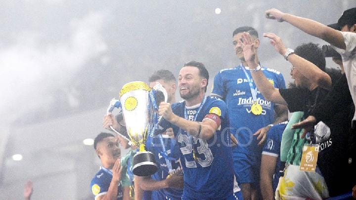 Para pemain Persib Bandung mengangkat trofi juara Liga 1 2024/2025 di Stadion GBLA Bandung, Jawa Barat, 25 Mei 2025. Tim Persib Bandung menjuarai liga 1 musim 2024/2025 dengan raihan 69 poin, hasil ini sekaligus menjadikan Persib sebagai jurara Liga 1 beruturut-turut atau back to back menyamai rekor Bali United.  Tempo/Prima Mulia