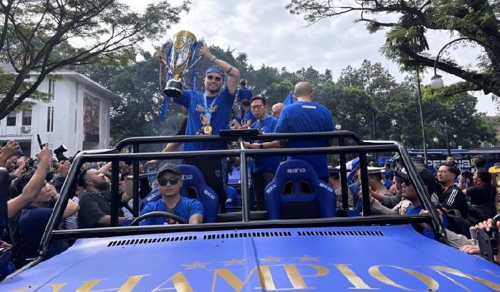Puluhan Ribu Bobotoh Ikuti Konvoi Juara Persib Bandung