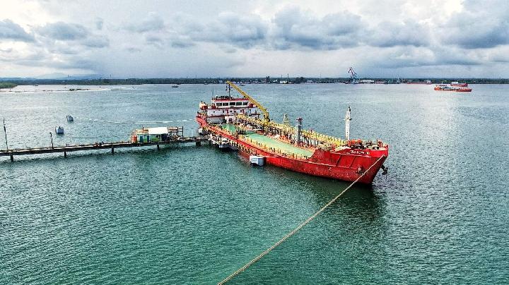 Kapal tanker pengangkut BBM milik Pertamina bersandar di Pelabuhan Pulau Baai Kota Bengkulu. Dok. Pertamina