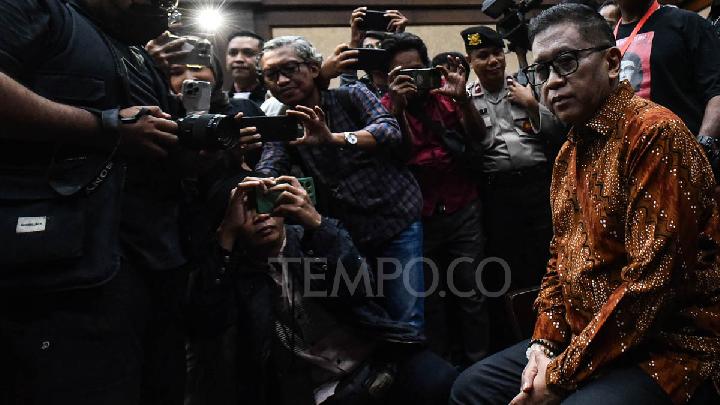 Terdakwa kasus dugaan suap proses pergantian antarwaktu (PAW) anggota DPR dan perintangan penyidikan, Hasto Kristiyanto menunggu dimulainya sidang lanjutan di Pengadilan Tipikor, Jakarta, 26 Mei 2025. Sidang beragenda mendengarkan dua saksi ahli yang dihadirkan JPU KPK yakni dosen Fakultas Ilmu komputer Universitas Indonesia, Bob Hardian Syahbuddin dan pemeriksa forensik atau penyelidik pada Direktorat Deteksi dan Analisis Korupsi KPK, Hafni Ferdian. Tempo/Tony Hartawan