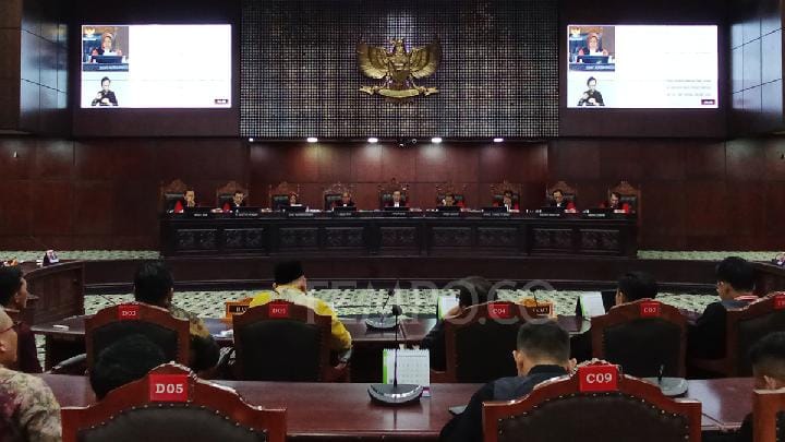 Majelis Hakim Konstitusi membacakan putusan perkara sengketa hasil pemungutan suara ulang Pilkada 2024 di Gedung Mahkamah Konstitusi, Jakarta, 26 Mei 2025. Tempo/Sultan Abdurrahman