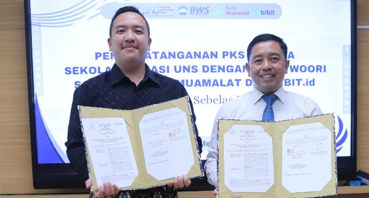 PR and Corporate Communication Lead Bibit, William (kiri) bersama Dekan Sekolah Vokasi Universitas Sebelas Maret (UNS), Herman Saputro saat penandatanganan kerjasama di UNS Tower, pada 26 Mei 2025. Dok. Rankpillar
