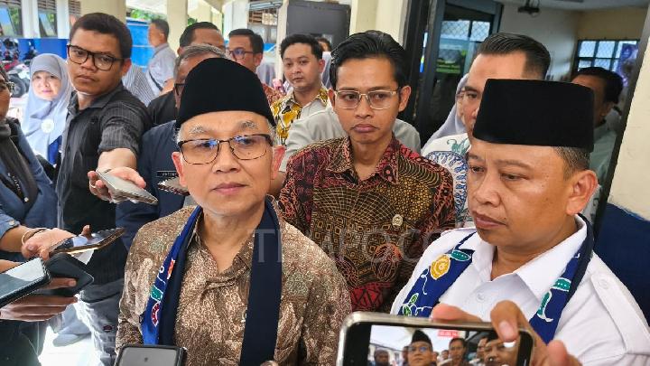 Wali Kota Depok Supian Suri mendampingi Wakil Menteri Pendidikan Dasar dan Menengah (Wamen Dikdasmen) Atip Latipulhayat saat mengunjungi SMPN 8 Depok di Kelurahan Tugu, Kecamatan Cimanggis, Selasa, 27 Mei 2025. TEMPO/Ricky Juliansyah