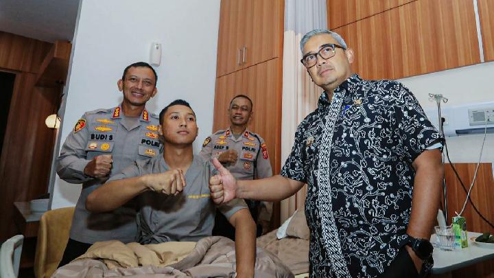 
Wali Kota Bandung, Muhammad Farhan bersama Kapolrestabes Bandung, Kombes Pol Budi Sartono menjenguk anggota kepolisian yang terluka saat menjalankan tugas pengamanan pertandingan Persib Bandung di RS Bhayangkara Sartika Asih, pada Senin 26 Mei 2025. Dok. Pemkot Bandung