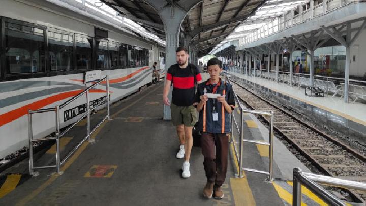 Wisatawan Asing Makin Banyak yang Naik Kereta Api