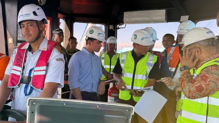 Wakil Presiden RI Gibran Rakabuming Raka (tengah) saat meninjau titik pendangkalan laut dari atas kapal Tunda (tugboat) Bunga Raflesia di pintu masuk Pulau Baai, Bengkulu, 27 Mei 2025. ANTARA/HO-BPMI Setwapres