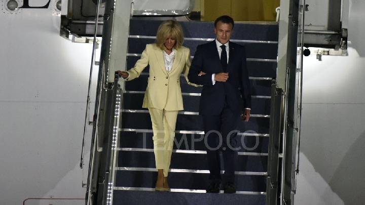 President of France, Emmanuel Macron, Holds Hands with Wife Upon Arrival in Jakarta