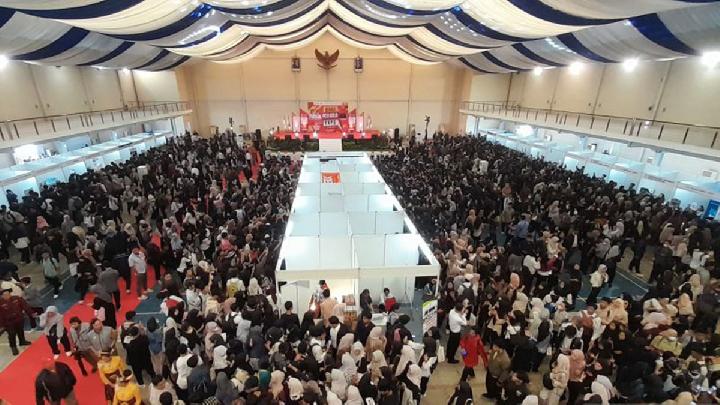 Job Fair Chaos in Bekasi: Netizens Demand VP Gibran Fulfill 19 Million Job Promise