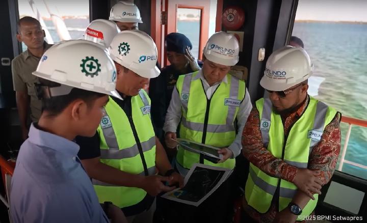 Dirut Pelindo, Arif Suhartono (kedua kanan) bersama jajaran direksi saat mendampingi Wakil Presiden RI, Gibran Rakabuming Raka meninjau proses normalisasi alur pelayaran Pelabuhan Pulau Baai, Bengkulu, Kamis, 29 Mei 2025. Dok. BPMI Setwapres