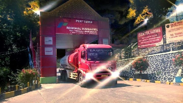 Mobil tangki Pertamina melaju keluar dari Fuel Terminal Lubuk Linggau, Sumatera Selatan, Selasa, 27 Mei 2025. Dok. Pertamina