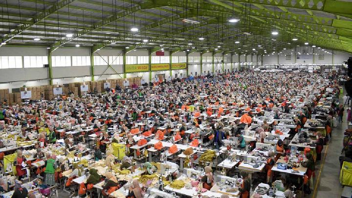 Produksi tas di PT Eksonindo Multi Product Industry, Cilampeni, Kecamatan Katapang, Kabupaten Bandung, Jawa Barat, 14 Juni 2023. Tempo/Prima Mulia