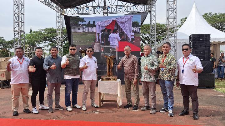 Kepala Distanhorbun, Entis Sutisna (ke empat kanan) membuka secara resmi Kompetisi Bonsai Nasional di Lapangan Panahan, Stadion Pakansari, Kabupaten Bogor, Ahad, 1 Juni 2025. Dok. Pemkab Bogor