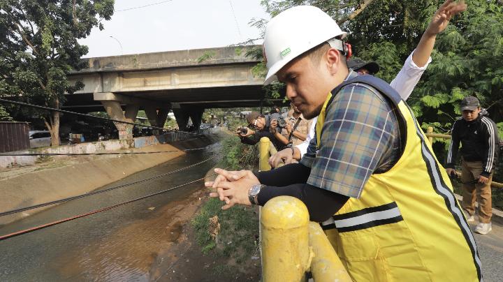Wakil Wali Kota Tangerang Selatang (Tangsel), Pilar Saga Ichsan meninjau saluran air di kawasan rawan banjir, Senin, 02 Juni 2025. Dok. Pemkot Tangsel