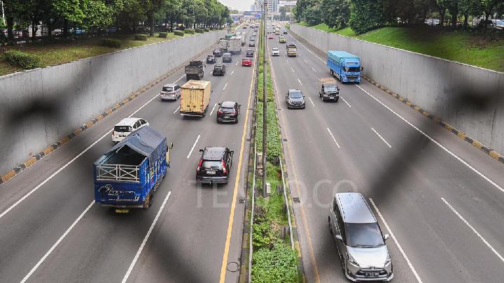 Kendaraan di ruas Tol Lingkar Luar, Jakarta, 3 Juni 2025.  Tempo/M Taufan Rengganis