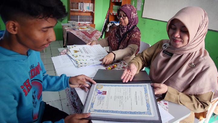 Penyerahan ijazah yang sempat tertahan oleh Petugas  Dinas Pendidikan akarta kepada pemiliknya di SMK Miftahul Falah, Cipulir, Jakarta, 3 Juni 2025. Antara/Muhammad Iqbal