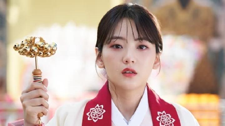 Cara Cho Yi Hyun Dalami Peran Dukun di Drama Head Over Heels