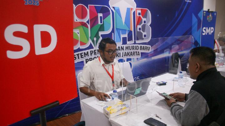Petugas membantu orang tua murid mendapatkan informasi Sistem Penerimaan Murid Baru (SPMB) di Posko Pelayanan SPMB Dinas Pendidikan Jakarta,  3 Juni 2025. Dinas Pendidikan Provinsi Jakarta membuka posko pelayanan SPMB melalui nomor telepon atau media sosial resmi serta dua posko SPMB di setiap wilayah/kota administrasi Jakarta untuk membantu masyarakat mendapatkan informasi terkait seluruh proses seleksi penerimaan murid baru. Tempo/Muhammad Rizky Fadhlurahman. 