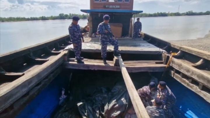Kapal Penyelundup Pasir Timah Ilegal Kandas di Pangkalbalam. Anak Buah Kapal Kabur ke Hutan Mangrove