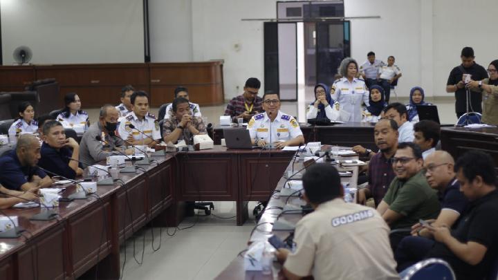 Kepala Dinas Perhubungan Sumatera Utara Agustinus Panjaitan (tengah) memfasilitasi pertemuan perusahaan aplikasi dan perwakilan pengemudi online di Aula Farhan Tanjung, Kantor Dishub Sumut, 3 Juni 2025. Foto : Gunawan Hutajulu
