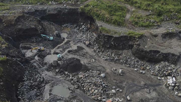 Tambang pasir di kaki Gunung Galunggung, Desa Mekarjaya, Kecamatan Padakembang, Kabupaten Tasikmalaya, Jawa Barat, 3 Juni 2025. Antara/Adeng Bustomi
