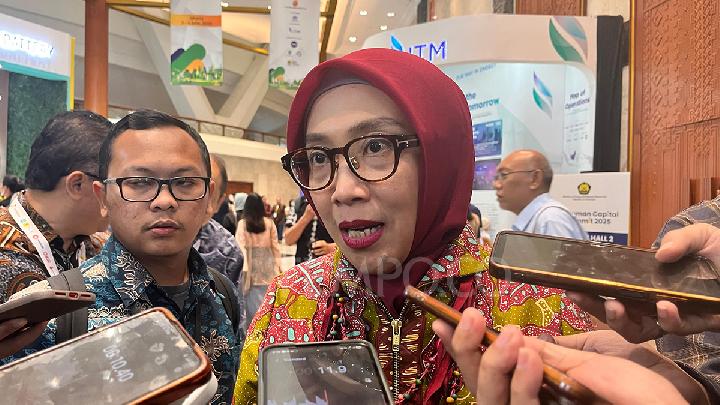 Direktur Jenderal Energi Baru Terbarukan dan Konservasi Energi (Ditjen EBTKE) Kementerian Energi dan Sumber Daya Mineral (ESDM) Eniya Listiani Dewi saat ditemui usai menghadiri Human Capital Summit di JCC Senayan, Jakarta, 4 Juni 2025. Tempo/Nandito Putra.