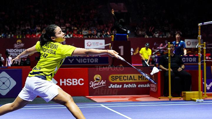 Tunggal putri Indonesia Komang Ayu Cahya Dewi berusaha mengembalikan kok pebulu tangkis tunggal putri Taiwan, Lin Hsiang Ti pada babak 32 besar Indonesia Open 2025 di Istora Gelora Bung Karno, Senayan, Jakarta, Rabu, 4 Juni 2025. Komang Ayu Cahya Dewi kalah dari perwakilan Taiwan tersebut dua gim langsung 19-21, 10-21. Tempo/Martin Yogi Pardamean