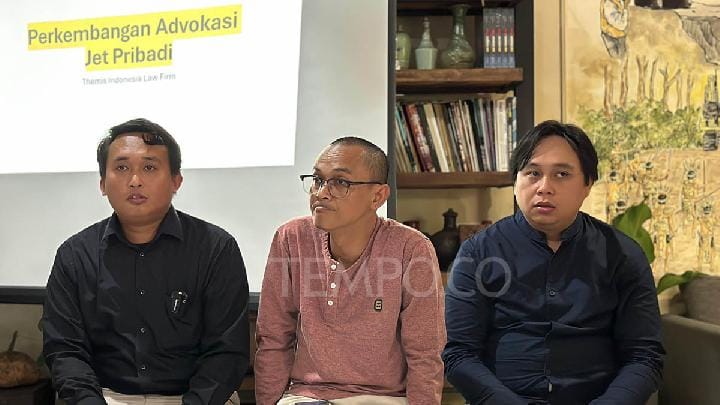 (dari kiri) Advokat Themis Indonesia Ibnu Syamsu, Peneliti Transparansi Internasional Indonesia (TII) Agus Sarwono, dan Manajer Riset Trend Asia Zakki Amali di Jakarta,  4 Juni 2025. Tempo/Hanin Marwah